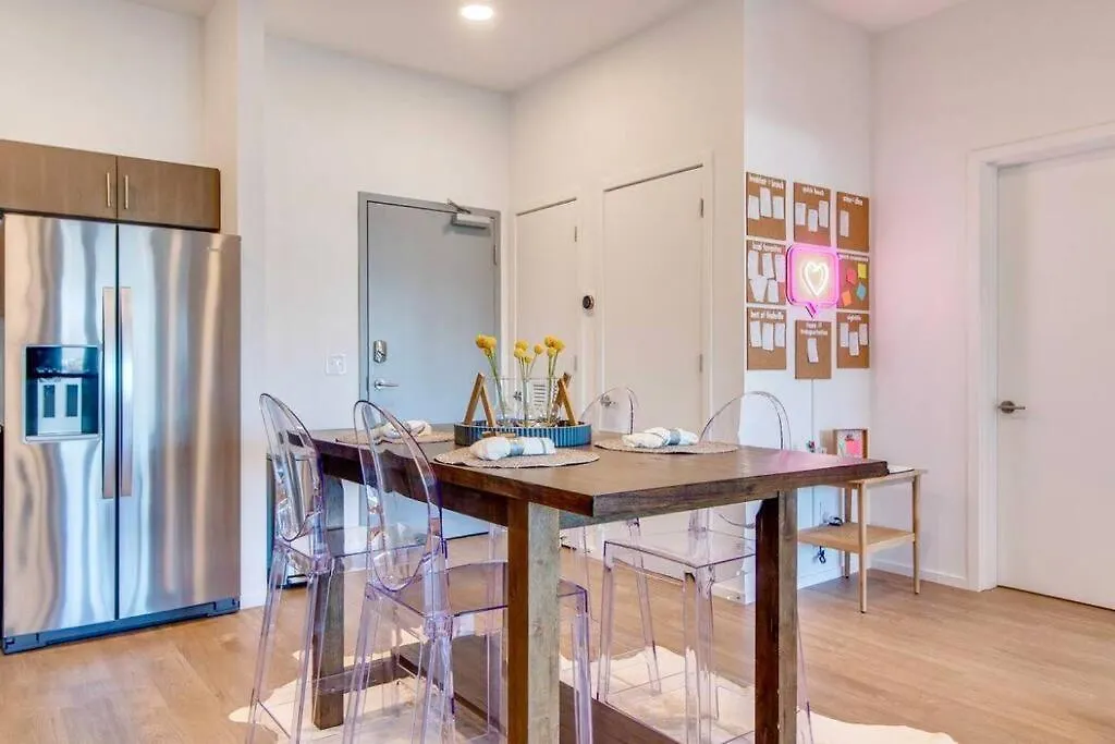 Stylish Downtown Condo W/ Pool & Parking Nashville Apartment