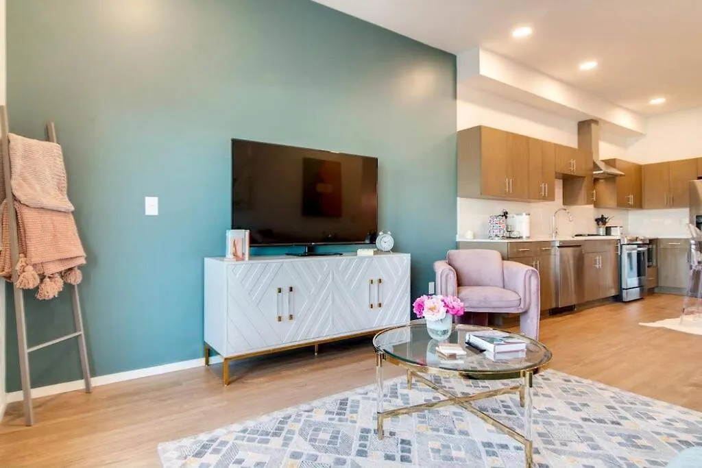 Stylish Downtown Condo W/ Pool & Parking Nashville