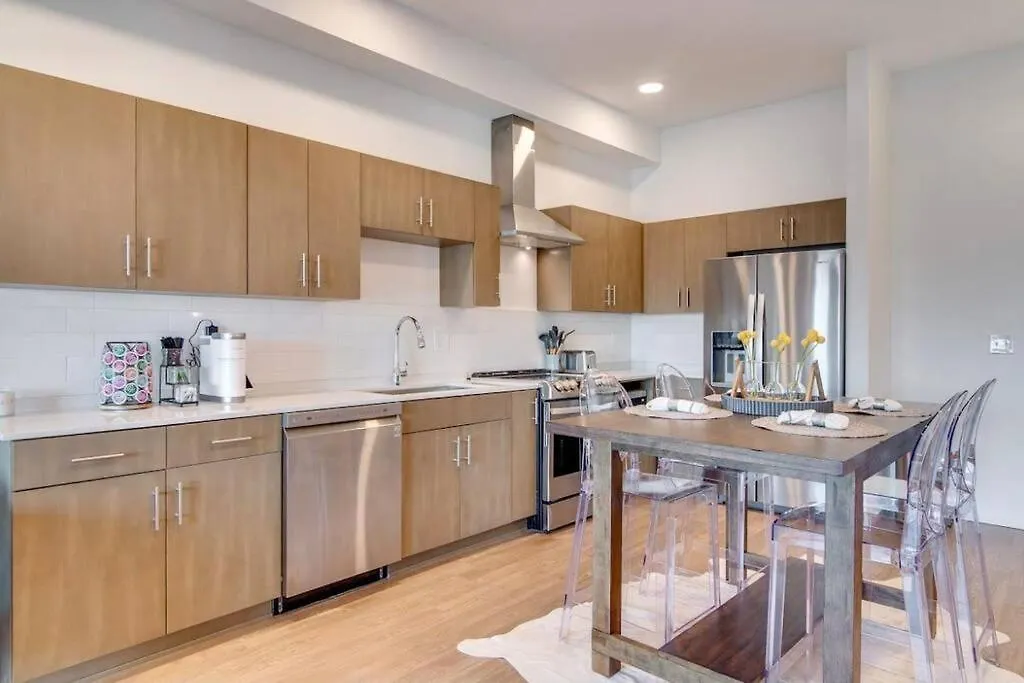 Stylish Downtown Condo W/ Pool & Parking Nashville