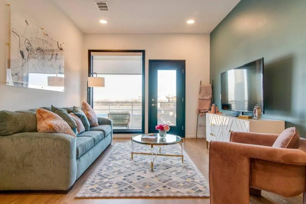 Stylish Downtown Condo W/ Pool & Parking Nashville