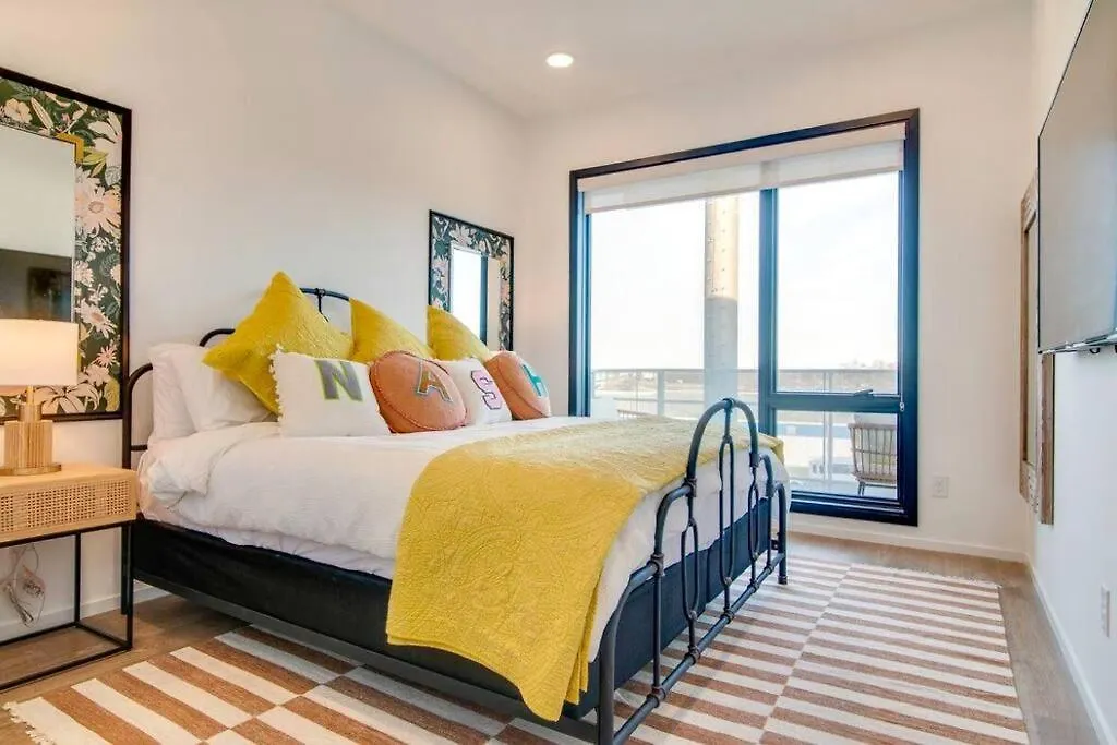 Stylish Downtown Condo W/ Pool & Parking contacts